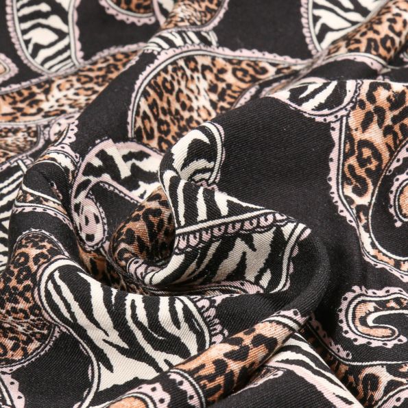 Tissu Viscose Twill Paisley animals sur fond Noir - Par 10 cm