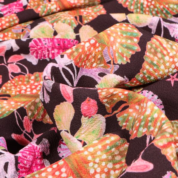 Tissu Crêpe Georgette Grandes feuilles tropicales sur fond Noir - Par 10 cm