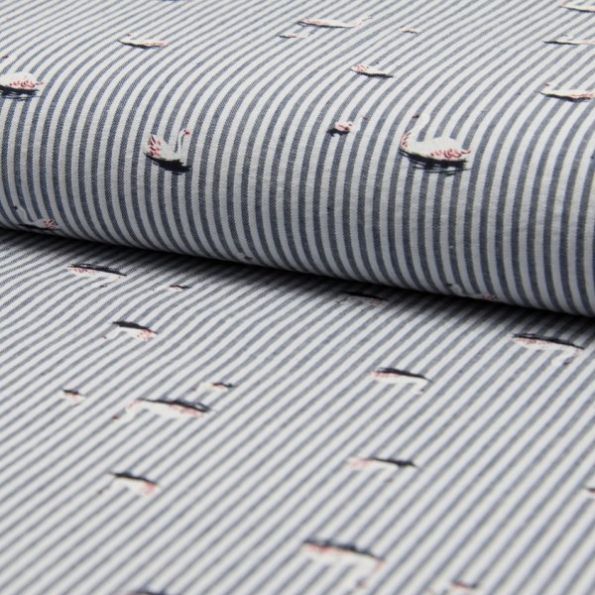 Tissu Seersucker Cygnes Blancs et rouges sur fond Rayé bleu marine et blanc - Par 10 cm