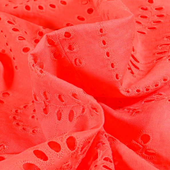 Tissu Broderie anglaise Motifs ajourés sur fond Corail - Par 10 cm
