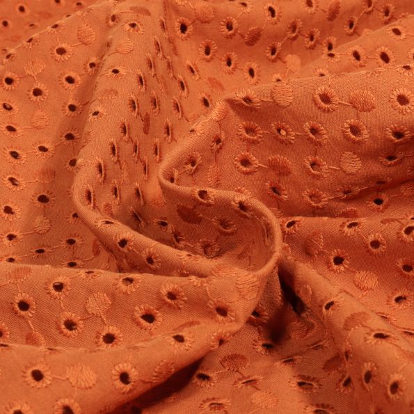 Tissu Broderie anglaise Dotty's sur fond Brique - Par 10 cm