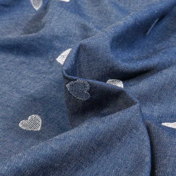 Tissu Chambray brodé Coeurs argentés sur fond Bleu denim - Par 10 cm
