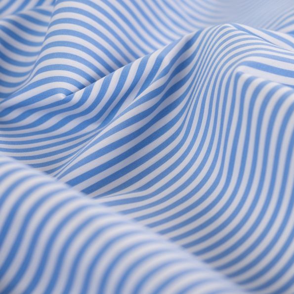 Tissu Coton légèrement extensible petites rayures Bleu ciel sur fond Blanc - Par 10 cm