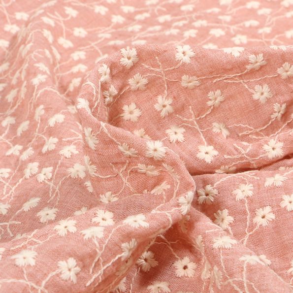 Tissu Voile de Coton Fleurs brodées sur fond Rose poudré - Par 10 cm