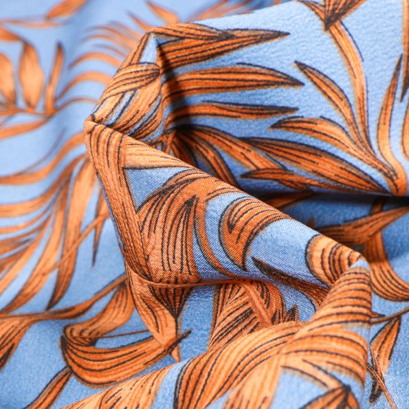 Tissu Crêpe Carmen sur fond Bleu ciel - Par 10 cm