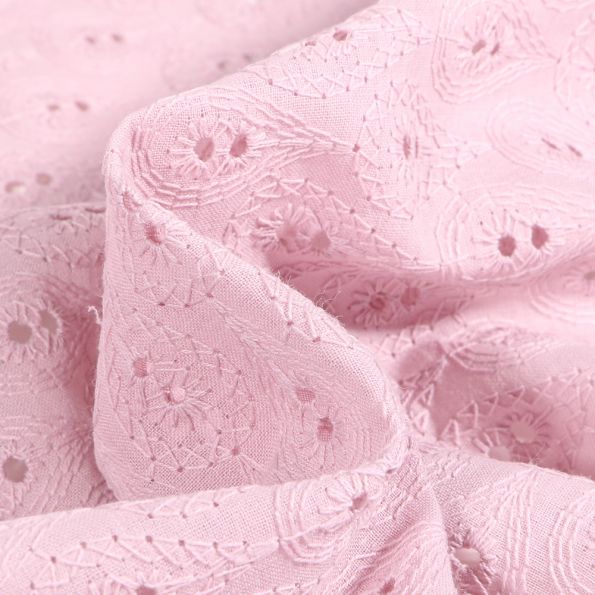Tissu Coton brodé ajouré Motifs cachemire sur fond Rose - Par 10 cm
