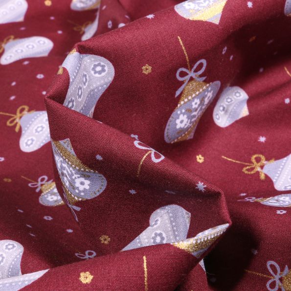 Tissu Coton imprimé Boules de décoration noël sur fond Bordeaux - Par 10 cm