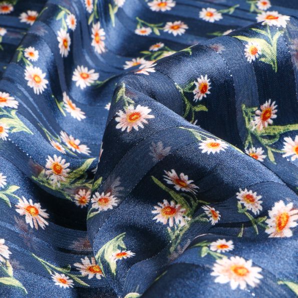 Tissu Voile satiné flowers sur fond Bleu marine - Par 10 cm