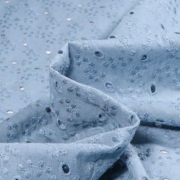 Tissu Broderie anglaise coton ajouré Andrea sur fond Bleu - Par 10 cm