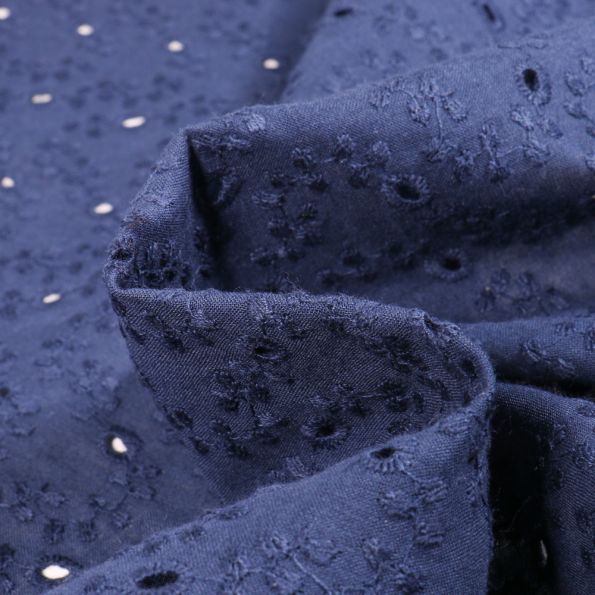 Tissu Broderie anglaise coton ajouré uni Andrea sur fond Bleu nuit - Par 10 cm