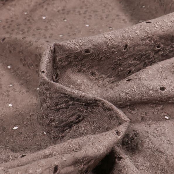 Tissu Broderie anglaise coton ajouré Andrea sur fond Marron - Par 10 cm