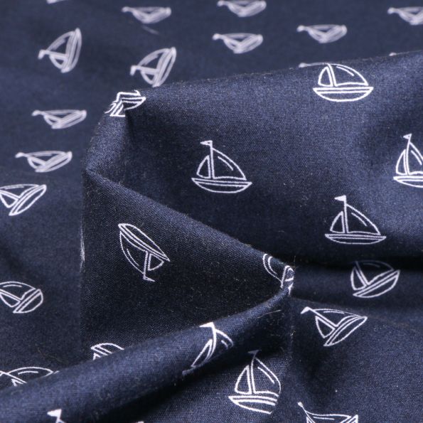 Tissu Coton imprimé Petits bateaux à voile sur fond Bleu marine - Par 10 cm