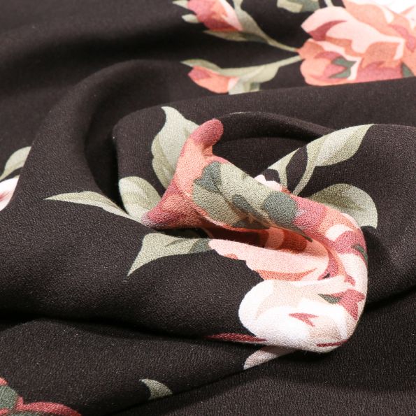 Tissu Crêpe de Viscose Flowers Rose nude sur fond Noir - Par 10 cm