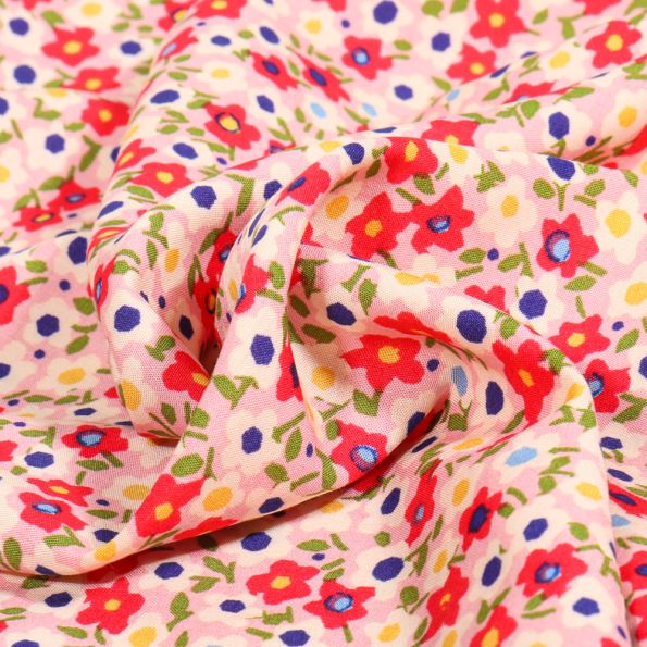 Tissu Viscose Floraly sur fond Rose pâle - Par 10 cm