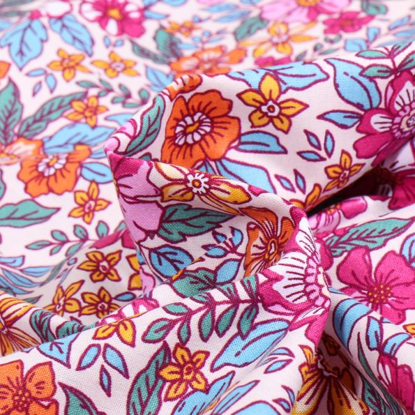 Tissu Coton imprimé Sweet Flower Noemy sur fond Rose pâle - Par 10 cm
