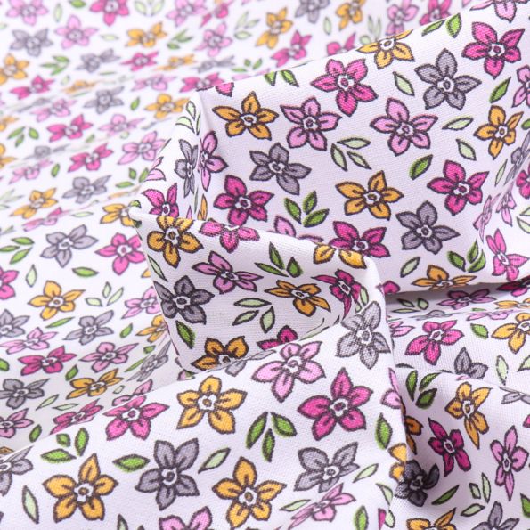 Tissu Coton imprimé Cali rose doux sur fond Blanc - Par 10 cm