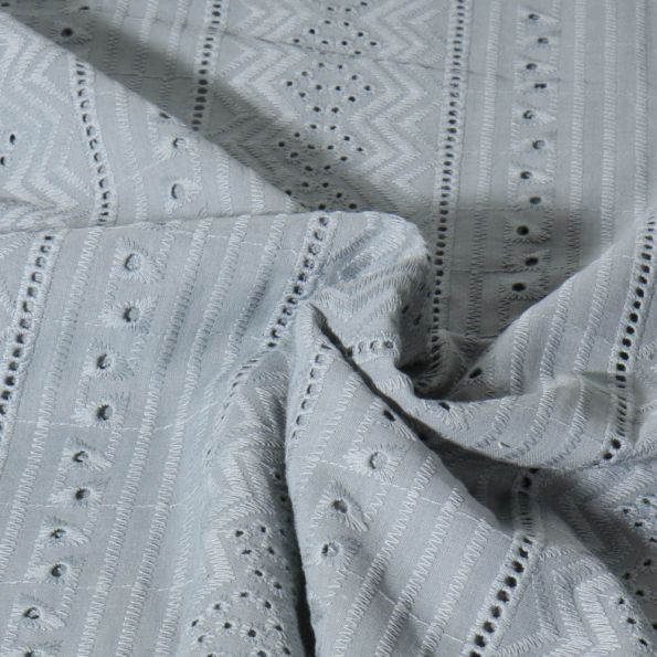 Tissu Voile de coton Delhi brodé abstrait sur fond Bleu gris - Par 10 cm