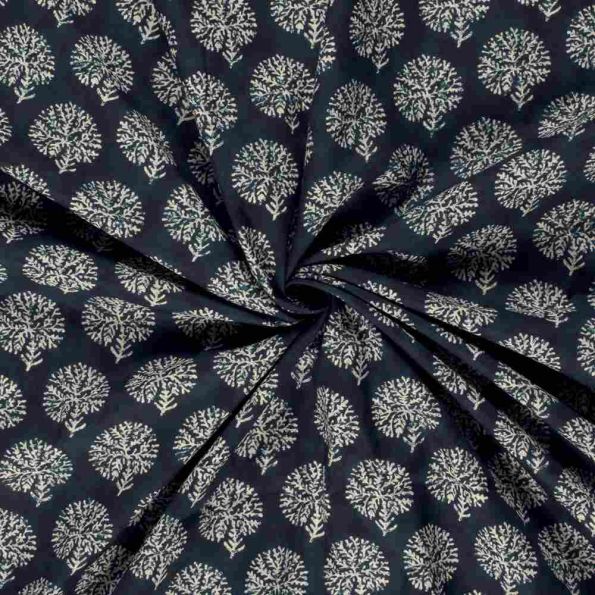 Tissu Voile de coton Batik Gujarat Fleuris sur fond Bleu indigo - Par 10 cm