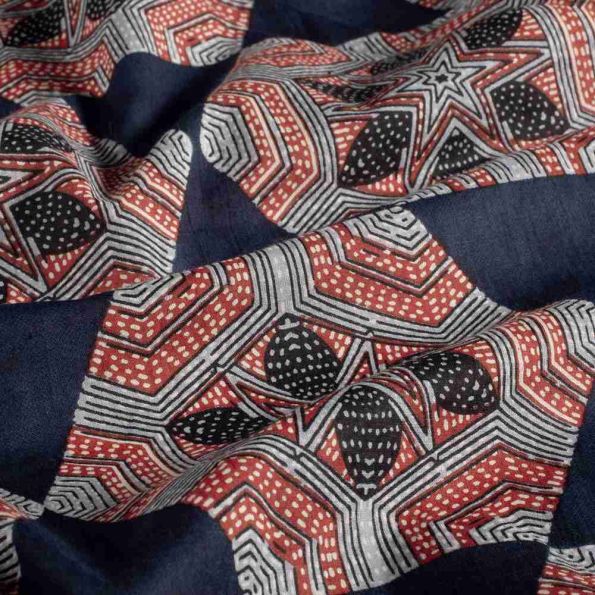 Tissu Voile de coton Batik Gange Géométrique sur fond Bleu indigo - Par 10 cm