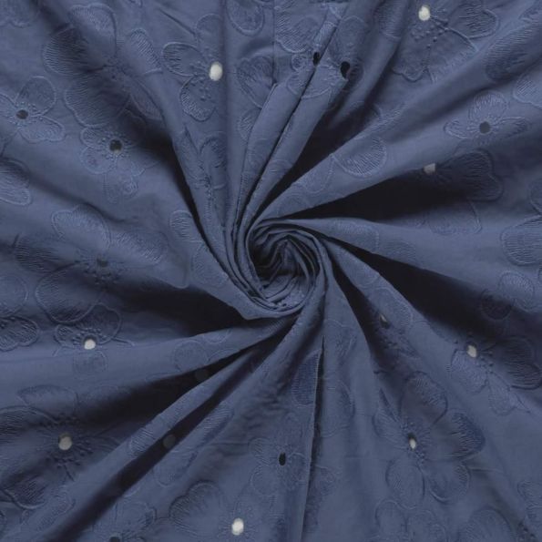 Tissu Coton brodé ajouré Adèle fleuri sur fond Bleu indigo - Par 10 cm
