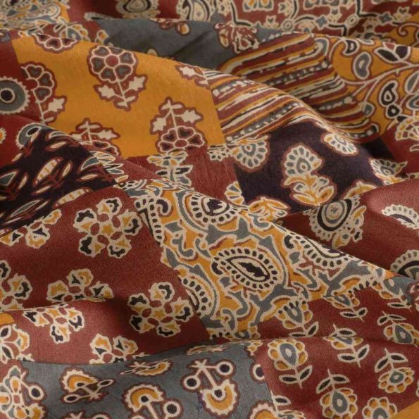 Tissu  Voile de Coton Batik Patchwork Nusantara sur fond Terracotta - Par 10 cm
