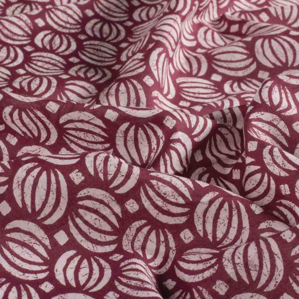 Tissu  Voile de Coton Batik Saria sur fond Prune - Par 10 cm