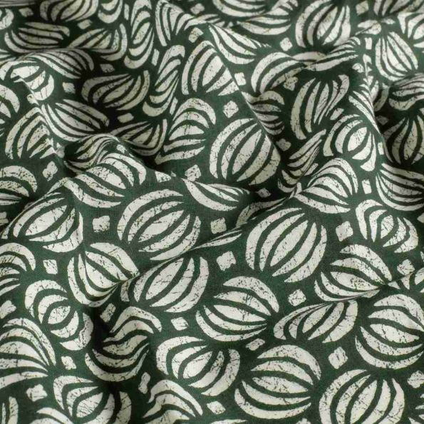 Tissu  Voile de Coton Batik Saria sur fond Vert foncé - Par 10 cm