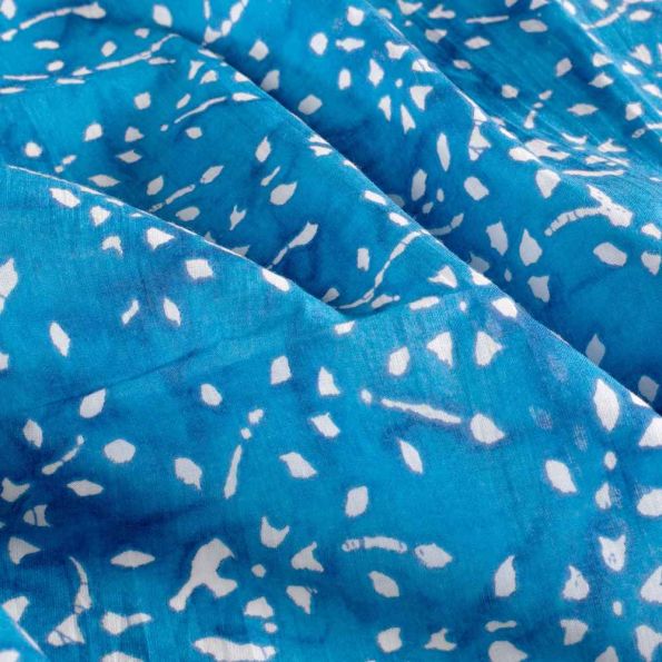 Tissu  Voile de Coton Batik Naya sur fond Bleu turquoise - Par 10 cm