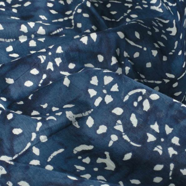Tissu  Voile de Coton Batik Naya sur fond Bleu nuit - Par 10 cm