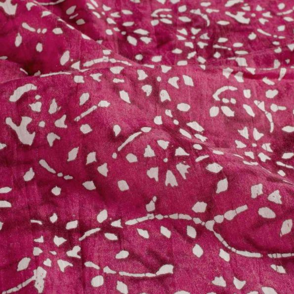 Tissu  Voile de Coton Batik Naya sur fond Framboise - Par 10 cm
