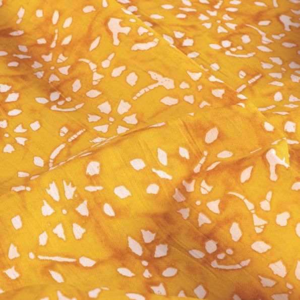 Tissu  Voile de Coton Batik Naya sur fond Jaune curry - Par 10 cm