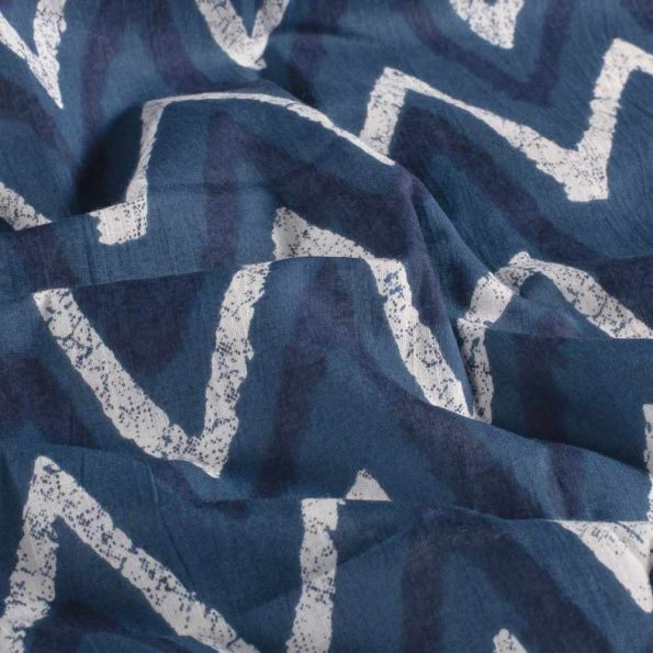 Tissu  Voile de Coton Batik Kaya chevrons sur fond Bleu marine - Par 10 cm