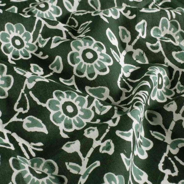 Tissu  Voile de Coton Batik Fleurs Kencana sur fond Vert foncé - Par 10 cm