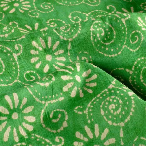 Tissu  Voile de Coton Batik Naya Bali sur fond Vert gazon - Par 10 cm
