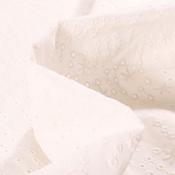 Tissu Broderie anglaise Etoiles sur fond Blanc - Par 10 cm