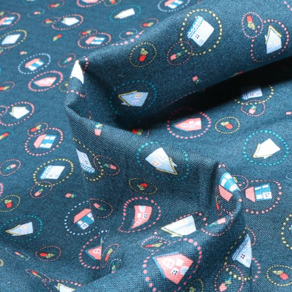 Tissu Coton imprimé QT Fabrics Maisonettes sur fond Bleu pétrole - Par 10 cm
