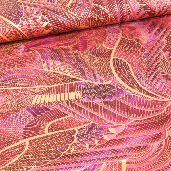 Tissu Robert Kaufman Persis Peacock ailes sur fond Rouge - Par 10 cm