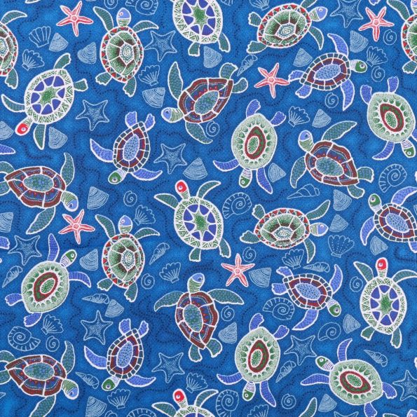 Tissu Coton Imprimé Lisa Studio Coquillages et tortues aborigènes Vertes et rouges sur fond Bleu - Par 10 cm