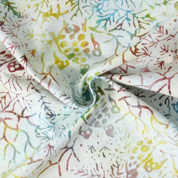 Tissu Coton imprimé Batik Tortika sur fond Blanc cassé - Par 10 cm