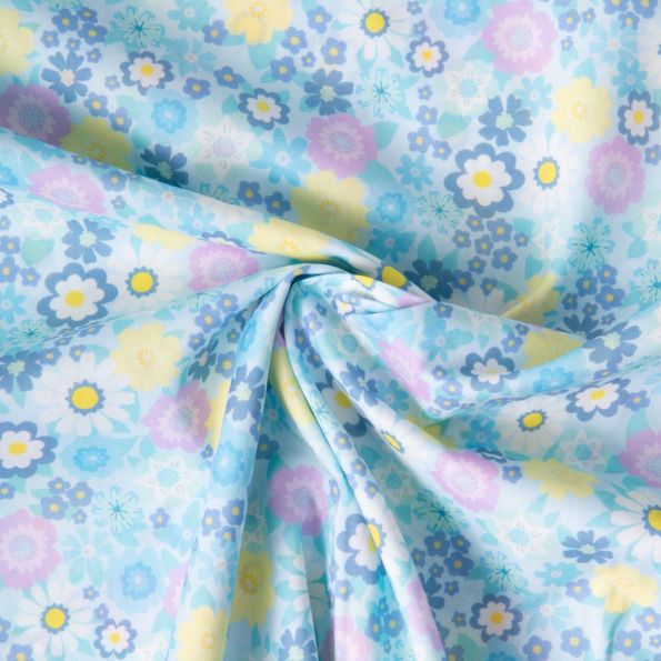 Tissu Popeline de Coton légère Petites fleurs bleues, roses et jaunes sur fond Bleu clair - Par 10 cm