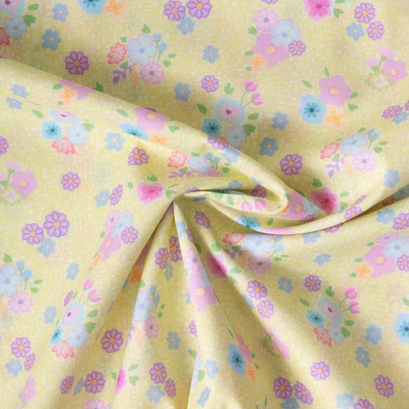 Tissu Popeline de Coton légère Petites fleurs roses et bleues sur fond Jaune pastel - Par 10 cm