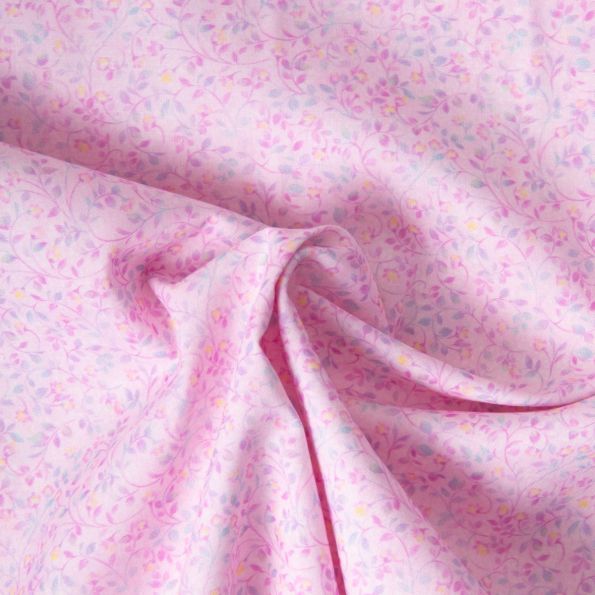 Tissu Popeline de Coton légère Fleur rose mauve et bleu pastel sur fond Rose pastel - Par 10 cm