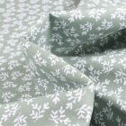 Tissu Coton imprimé Petites branches sur fond Vert d'eau