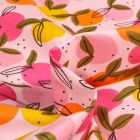 Tissu Coton imprimé Bio Agrumes multicolores sur fond Rose pâle