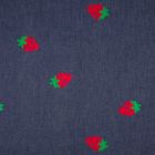 Tissu Denim Jean Fraises rouges et vertes sur fond Bleu foncé - Par 10 cm