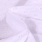 Tissu Coton brodé ajouré Motifs cachemire sur fond Blanc