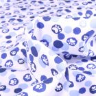Tissu Coton imprimé QT Fabrics Pattes de chiens bleu sur fond Blanc
