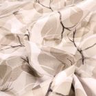 Tissu Coton imprimé QT Fabrics Pétales de fleurs sur fond Gris clair