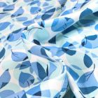 Tissu Coton imprimé QT Fabrics Pétales de fleurs sur fond Bleu