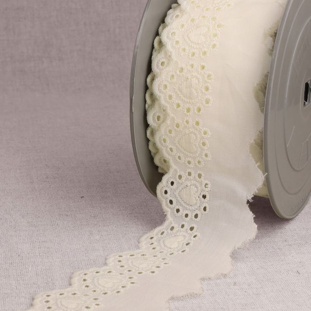 Ruban Broderie anglaise 52 mm coeurs Ecru x1m